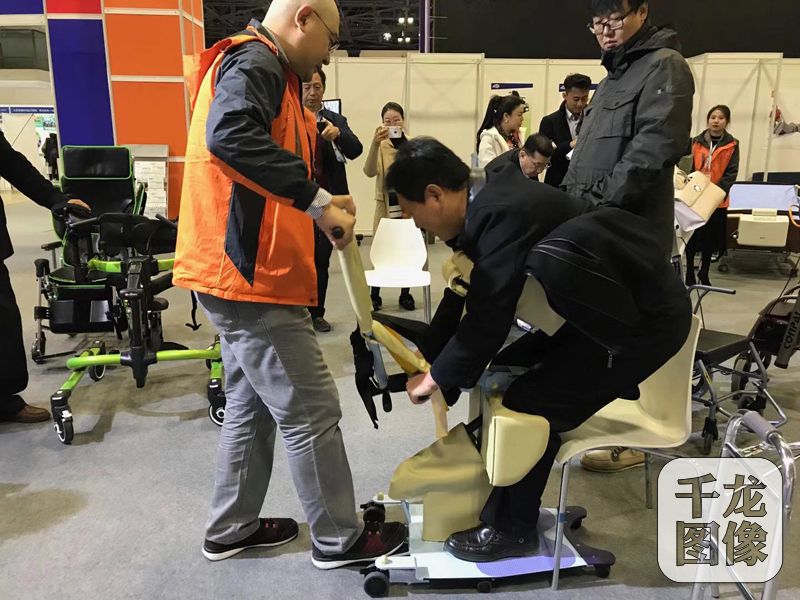 一批智能养老辅助设备亮相北京老博会