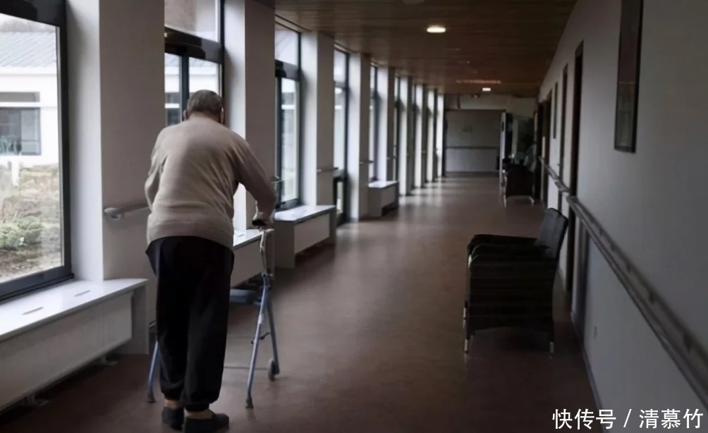 80岁老人哭诉:做人话别说太满，进养老院容易，真正的活“难”