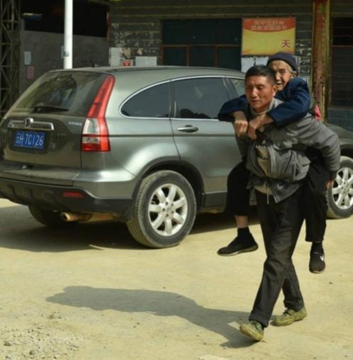 云南一男子“背母亲”看病的事感动所有人，网友这才是孝道