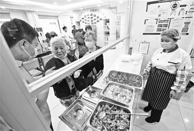 千家养老助餐点 缓解老人吃饭难